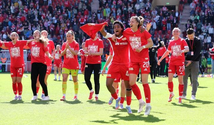 Naika Reissner, Nele Bauereisen, Union Frauenmannschaft steigt in 1. Bundesliga auf Jubel Emotion Freude Aufsteiger aufgestiegen Fußball Fussball 2. Bundesliga Damen Frauen Saison 2024 2025 27.04.2025 1.FC Union Berlin vs. Borussia Mönchengladbach BMG DFL regulations prohibit any use of photographs as image sequences and or quasi-video