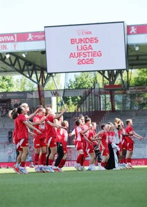 Union Frauenmannschaft steigt in 1. Bundesliga auf Jubel Emotion Freude Aufsteiger aufgestiegen Fußball Fussball 2. Bundesliga Damen Frauen Saison 2024 2025 27.04.2025 1.FC Union Berlin vs. Borussia Mönchengladbach BMG DFL regulations prohibit any use of photographs as image sequences and or quasi-video