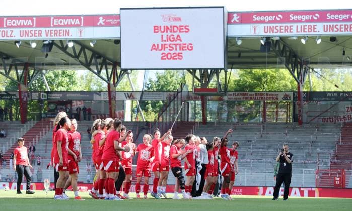 Union Frauenmannschaft steigt in 1. Bundesliga auf Jubel Emotion Freude Aufsteiger aufgestiegen Fußball Fussball 2. Bundesliga Damen Frauen Saison 2024 2025 27.04.2025 1.FC Union Berlin vs. Borussia Mönchengladbach BMG DFL regulations prohibit any use of photographs as image sequences and or quasi-video