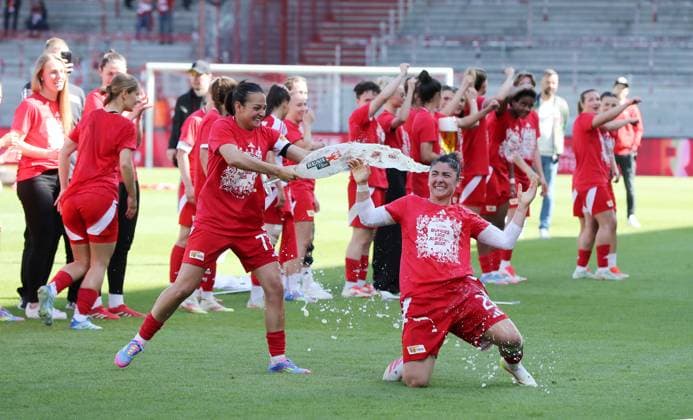 Bilder des Jahres 2025, Sport 04 April Sport Themen der Woche KW17 Sport Bilder des Tages Athanasia Moraitou, Eleni Markou, Union Frauenmannschaft steigt in 1. Bundesliga auf Jubel Emotion Freude Aufsteiger aufgestiegen Fußball Fussball 2. Bundesliga Damen Frauen Saison 2024 2025 27.04.2025 1.FC Union Berlin vs. Borussia Mönchengladbach BMG DFL regulations prohibit any use of photographs as image sequences and or quasi-video *** Athanasia Moraitou, Eleni Markou, Union womens team promoted to 1 Bundesliga Jubel Emotion Freude Aufsteiger aufgestiegen Sport Fußball Fußball 2 Bundesliga Damen Saison 2024 2025 27 04 2025 1 FC Union Berlin vs Borussia Mönchengladbach BMG DFL regulations prohibit any use of photographs as image sequences and or quasi video