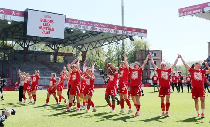 Union Frauenmannschaft steigt in 1. Bundesliga auf Jubel Emotion Freude Aufsteiger aufgestiegen Fußball Fussball 2. Bundesliga Damen Frauen Saison 2024 2025 27.04.2025 1.FC Union Berlin vs. Borussia Mönchengladbach BMG DFL regulations prohibit any use of photographs as image sequences and or quasi-video