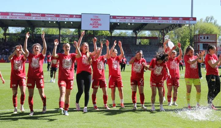 Union Frauenmannschaft steigt in 1. Bundesliga auf Jubel Emotion Freude Aufsteiger aufgestiegen Fußball Fussball 2. Bundesliga Damen Frauen Saison 2024 2025 27.04.2025 1.FC Union Berlin vs. Borussia Mönchengladbach BMG DFL regulations prohibit any use of photographs as image sequences and or quasi-video