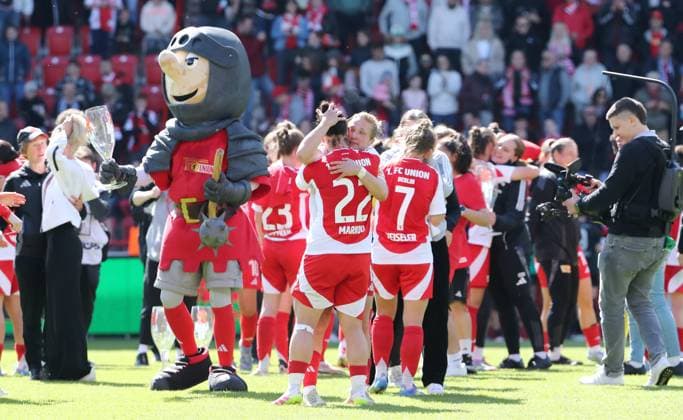 Union Frauenmannschaft steigt in 1. Bundesliga auf Jubel Emotion Freude Aufsteiger aufgestiegen Fußball Fussball 2. Bundesliga Damen Frauen Saison 2024 2025 27.04.2025 1.FC Union Berlin vs. Borussia Mönchengladbach BMG DFL regulations prohibit any use of photographs as image sequences and or quasi-video