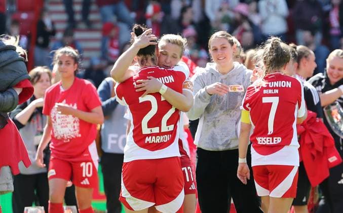 Union Frauenmannschaft steigt in 1. Bundesliga auf Jubel Emotion Freude Aufsteiger aufgestiegen Fußball Fussball 2. Bundesliga Damen Frauen Saison 2024 2025 27.04.2025 1.FC Union Berlin vs. Borussia Mönchengladbach BMG DFL regulations prohibit any use of photographs as image sequences and or quasi-video