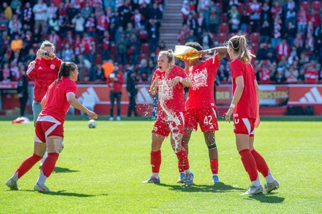 Fussball, Frauen, Saison 2024 2025, 2. Bundesliga (23. Spieltag), 1. FC Union Berlin - Borussia Mönchengladbach, Union feiert den Aufstieg in die 1. Bundesliga, Bierdusche von Naika Reissner (1. FC Union) an Lisa Heiseler (1. FC Union), 27.04.2025, Copyright: xSebastianxRäppold MatthiasxKochx