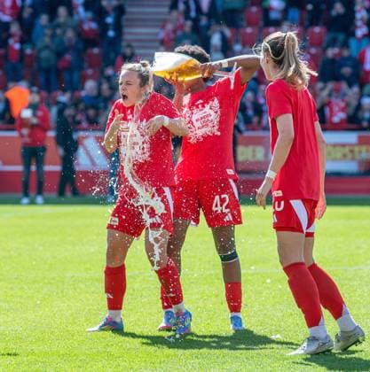 Fussball, Frauen, Saison 2024 2025, 2. Bundesliga (23. Spieltag), 1. FC Union Berlin - Borussia Mönchengladbach, Union feiert den Aufstieg in die 1. Bundesliga, Bierdusche von Naika Reissner (1. FC Union) an Lisa Heiseler (1. FC Union), 27.04.2025, Copyright: xSebastianxRäppold MatthiasxKochx