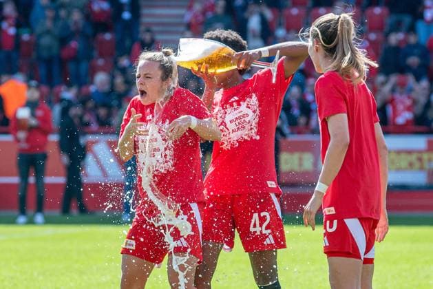 Fussball, Frauen, Saison 2024 2025, 2. Bundesliga (23. Spieltag), 1. FC Union Berlin - Borussia Mönchengladbach, Union feiert den Aufstieg in die 1. Bundesliga, Bierdusche von Naika Reissner (1. FC Union) an Lisa Heiseler (1. FC Union), 27.04.2025, Copyright: xSebastianxRäppold MatthiasxKochx