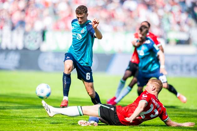 27.04.2025 - Fußball, 2024 2025, 2. Bundesliga, 31. Spieltag, Hannover 96 - 1. FC Köln: (L-R) Eric Martel (Köln), Marcel Halstenberg (Hannover) DFL REGULATIONS PROHIBIT ANY USE OF PHOTOGRAPHS AS IMAGE SEQUENCES AND OR QUASI-VIDEO. Hannover Niedersachsen Deutschland Heinz von Heiden Arena