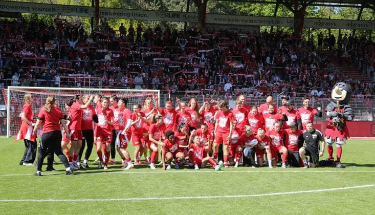 Union Frauenmannschaft steigt in 1. Bundesliga auf Jubel Emotion Freude Aufsteiger aufgestiegen Fußball Fussball 2. Bundesliga Damen Frauen Saison 2024 2025 27.04.2025 1.FC Union Berlin vs. Borussia Mönchengladbach BMG DFL regulations prohibit any use of photographs as image sequences and or quasi-video