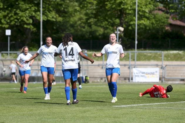 27.04.2025, Frauen, Fussball, Saison 2024 2025, 2. Frauen-Bundesliga, 23. Spieltag: Eintracht Frankfurt II - SC Sand Sarah Wiesner ( 7, SC Sand), Paige Alicia Bailey Gayle ( 14, SC Sand) und Cecilia Way ( 8, SC Sand), Torjubel nach dem 0:2 Frankfurt am Main Stadion am Brentanobad Hessen Deutschland