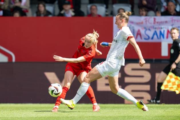Sydney Lohmann 12 (FC Bayern Muenchen Frauen), Julia Stierli 5 (SC Freiburg), FC Bayern Frauen Muenchen vs. SC Freiburg, Google Pixel Frauenbundesliga, 20. Spieltag, 27.04.25 DFB regulations prohibit any use of photographs as image sequences and or quasi-video. (kolbert-press) Muenchen Bayern Deutschland
