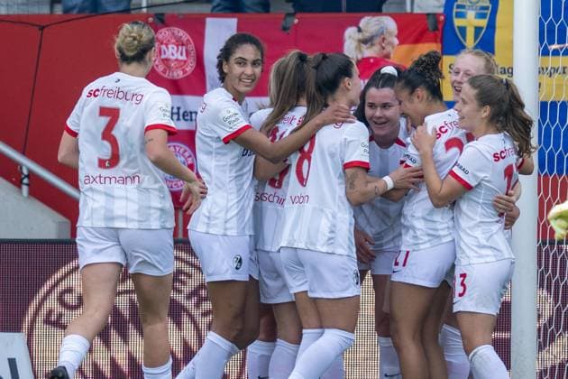 Torjubel zum 1:1 Cora Zicai 28 (SC Freiburg), Selina Vobian 8 (SC Freiburg), Nicole Ojukwu 27 (SC Freiburg), Nia Szenk 13 (SC Freiburg), FC Bayern Frauen Muenchen vs. SC Freiburg, Google Pixel Frauenbundesliga, 20. Spieltag, 27.04.25 DFB regulations prohibit any use of photographs as image sequences and or quasi-video. (kolbert-press) Muenchen Bayern Deutschland