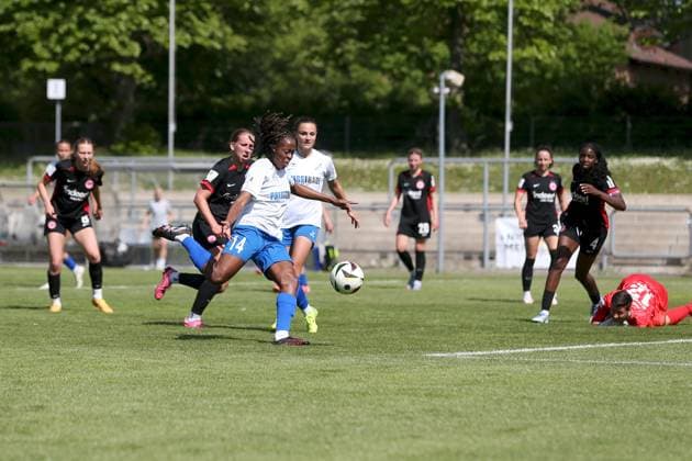 27.04.2025, Frauen, Fussball, Saison 2024 2025, 2. Frauen-Bundesliga, 23. Spieltag: Eintracht Frankfurt II - SC Sand Paige Alicia Bailey Gayle ( 14, SC Sand) Frankfurt am Main Stadion am Brentanobad Hessen Deutschland