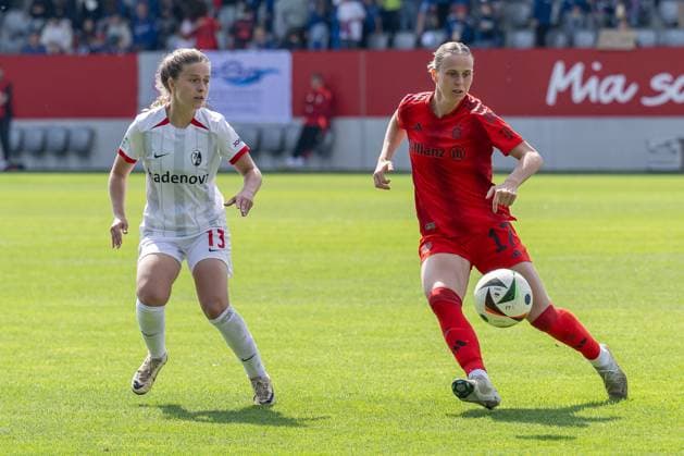 Kampf um den Ball Zweikampf zwischen Nia Szenk (SC Freiburg Frauen, 13) und Klara Buehl (FC Bayern Muenchen Frauen, 17) FC Bayern Muenchen Frauen vs. SC Freiburg, Fussball, Google Pixel Frauen-Bundesliga, 20. Spieltag, Saison 2024 2025, 27.04.2025. (DFL DFB REGULATIONS PROHIBIT ANY USE OF PHOTOGRAPHS as IMAGE SEQUENCES and or QUASI-VIDEO). FC Bayern Muenchen Frauen vs. SC Freiburg, Fussball, Google Pixel Frauen-Bundesliga, 20. Spieltag, Saison 2024 2025, 27.04.2025. Muenchen Copyright: xEibner-Pressefoto HeikexFeinerx EP_HFR