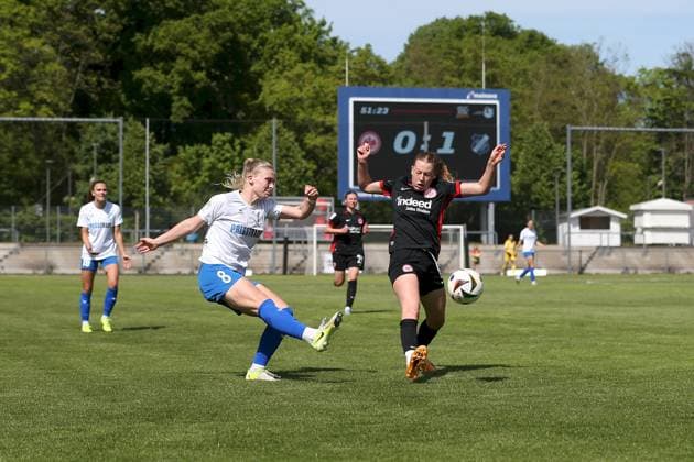 27.04.2025, Frauen, Fussball, Saison 2024 2025, 2. Frauen-Bundesliga, 23. Spieltag: Eintracht Frankfurt II - SC Sand Cecilia Way ( 8, SC Sand) und Marlene Wild ( 8, Eintracht Frankfurt II) Frankfurt am Main Stadion am Brentanobad Hessen Deutschland