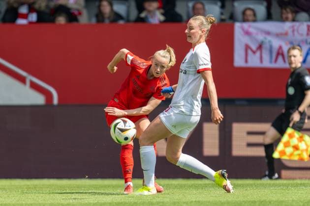 Sydney Lohmann 12 (FC Bayern Muenchen Frauen), Julia Stierli 5 (SC Freiburg), FC Bayern Frauen Muenchen vs. SC Freiburg, Google Pixel Frauenbundesliga, 20. Spieltag, 27.04.25 DFB regulations prohibit any use of photographs as image sequences and or quasi-video. (kolbert-press) Muenchen Bayern Deutschland