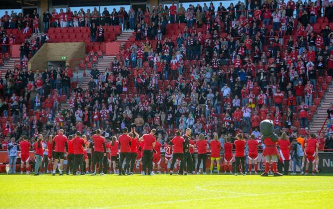 Fussball, Frauen, Saison 2024 2025, 2. Bundesliga (23. Spieltag), 1. FC Union Berlin - Borussia Mönchengladbach, Union feiert den Aufstieg in die 1. Bundesliga, Spielerinnen jubeln mit Fans, 27.04.2025, Copyright: xSebastianxRäppold MatthiasxKochx