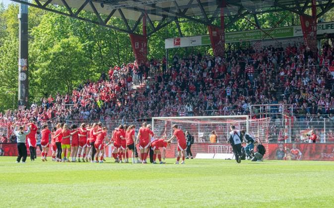 Fussball, Frauen, Saison 2024 2025, 2. Bundesliga (23. Spieltag), 1. FC Union Berlin - Borussia Mönchengladbach, Union feiert den Aufstieg in die 1. Bundesliga, Spielerinnen jubeln mit Fans, 27.04.2025, Copyright: xSebastianxRäppold MatthiasxKochx