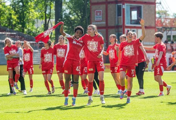 Fussball, Frauen, Saison 2024 2025, 2. Bundesliga (23. Spieltag), 1. FC Union Berlin - Borussia Mönchengladbach, Union feiert den Aufstieg in die 1. Bundesliga, v.l. Naika Reissner (1. FC Union), Nele Bauereisen (1. FC Union), Athanasia Moraitou (1. FC Union), 27.04.2025, Copyright: xSebastianxRäppold MatthiasxKochx