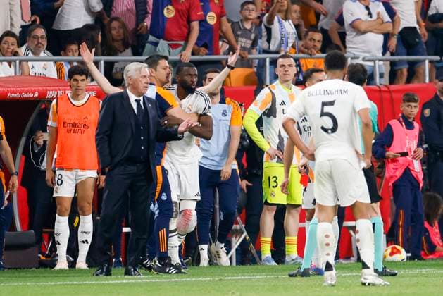 Bilder des Jahres 2025, Sport 04 April Sport Themen der Woche KW17 FC Barcelona, Barca v Real Madrid - Copa del Rey Final Antonio Rudiger of Real Madrid argues with the referee during the Final Copa del Rey match between Real Madrid and FC Barcelona at La Cartuja in Seville, Spain, on April 26, 2025. Seville Spain  Copyright: xDAXxImagesx originalFilename:daximages-realmadr250426_np96H.jpg