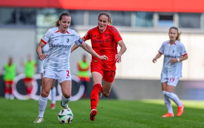 GER, München, FC Bayern München vs SC Freiburg, Google Pixel Frauen Bundesliga, Fussball, DFB, Spielzeit 2024 2025, FC Bayern Campus, 20. Spieltag, im Bild v.l.: Lisa Karl (SC Freiburg 2), Sydney Lohmann (FC Bayern München Frauen 12) im Zweikampf DFB DFL REGULATIONS PROHIBIT ANY USE OF PHOTOGRAPHS AS IMAGE SEQUENCES AND OR QUASI-VIDEO, 27.04.2025, Copyright: HMBxMedia HendrikxHamelau