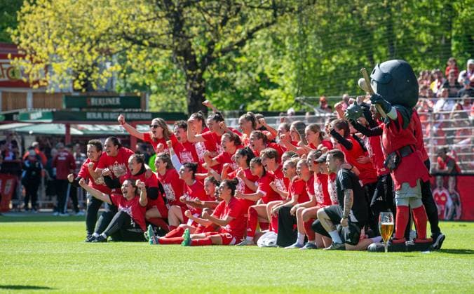 Fussball, Frauen, Saison 2024 2025, 2. Bundesliga (23. Spieltag), 1. FC Union Berlin - Borussia Mönchengladbach, Union feiert den Aufstieg in die 1. Bundesliga, Siegerfoto vor der Waldseite, 27.04.2025, Copyright: xSebastianxRäppold MatthiasxKochx