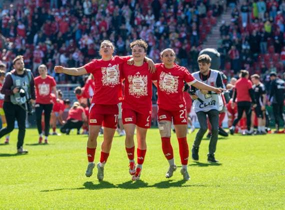 Fussball, Frauen, Saison 2024 2025, 2. Bundesliga (23. Spieltag), 1. FC Union Berlin - Borussia Mönchengladbach, Union feiert den Aufstieg in die 1. Bundesliga, v.l. Dina Orschmann (1. FC Union), Tomke Schneider (1. FC Union), Korina Janez (1. FC Union), 27.04.2025, Copyright: xSebastianxRäppold MatthiasxKochx