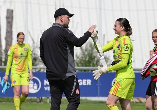 27.04.2025 - Fussball - Saison 2024 2025 - 2. Frauen - Fussball - Bundesliga - 23. Spieltag: 1. FC Nürnberg FCN ( Club Clubfrauen ) - SV Meppen - Sportfoto Zink DaMa - xdaxmax - Kristin Krammer (25, 1. FC Nürnberg FCN ) enttäuscht Enttäuschung nach rote Karte Rot - Thomas Oostendorp ( Trainer 1. FC Nürnberg FCN ) Hannah Etzold (1, 1. FC Nürnberg FCN ) klatschen ab