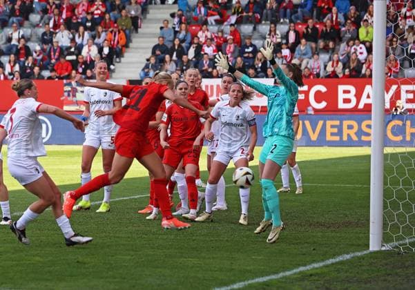 Fussball, Frauen, Google Pixel Frauen Bundesliga, 20.Spieltag, Saison 2024 2025, FC Bayern München - SC Freiburg, Campus 2:1 durch Pernille Harder (FC Bayern München), Tor, Jubel, Führung
