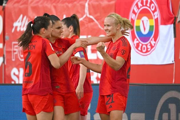 Torjubel um Pernile HARDER (FCB) nach Tor zum 2-1 mit Jovana DAMNJANOVIC (FCB),Tuva HANSEN (FCB),Sarah ZADRAZIL (FCB). Jubel,Freude,Begeisterung,Aktion. Fussball Google Pixel Bundesliga der Frauen Saison 2024 2025, 20.Spieltag, Spieltag20 FC Bayern Muenchen -SC Freiburg am 27.04.2025, FC Bayern Campus.