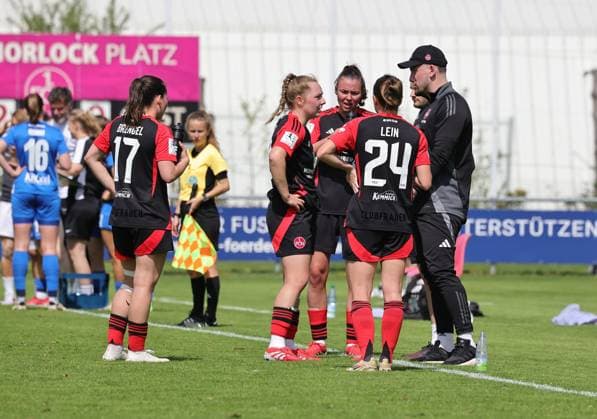 27.04.2025 - Fussball - Saison 2024 2025 - 2. Frauen - Fussball - Bundesliga - 23. Spieltag: 1. FC Nürnberg FCN ( Club Clubfrauen ) - SV Meppen - Sportfoto Zink DaMa - xdaxmax - Thomas Oostendorp ( Trainer 1. FC Nürnberg FCN ) gibt Anweisungen an Mannschaft Team
