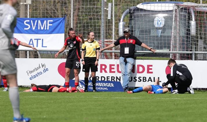 27.04.2025 - Fussball - Saison 2024 2025 - 2. Frauen - Fussball - Bundesliga - 23. Spieltag: 1. FC Nürnberg FCN ( Club Clubfrauen ) - SV Meppen - Sportfoto Zink DaMa - xdaxmax - Luisa Guttenberger (4, 1. FC Nürnberg FCN ) Sonja Lux (15, SV Meppen ) bleiben nach Zweikampf mit Schmerzen Verletzung verletzt am Boden liegen