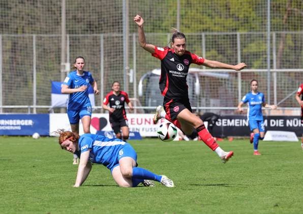 27.04.2025 - Fussball - Saison 2024 2025 - 2. Frauen - Fussball - Bundesliga - 23. Spieltag: 1. FC Nürnberg FCN ( Club Clubfrauen ) - SV Meppen - Sportfoto Zink DaMa - xdaxmax - Lena Maria Göppel Goeppel (5, SV Meppen ) Medina Desic (10, 1. FC Nürnberg FCN )