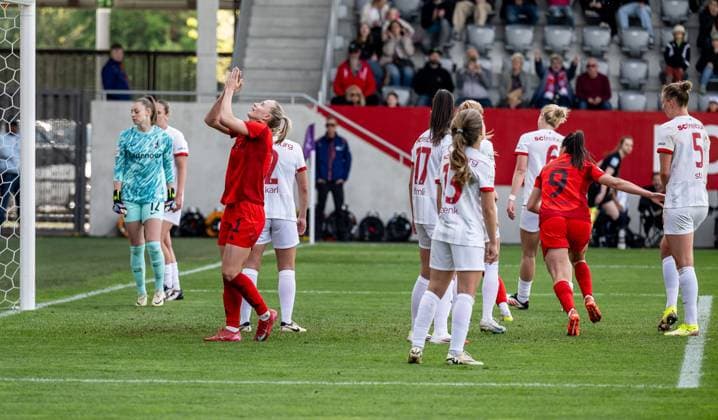 Lea Schueller (FC Bayern Muenchen Frauen, 11) freut sich ueber das Tor zum 2:1, die Freiburgerinnen sind konsterniert FC Bayern Muenchen Frauen vs. SC Freiburg, Fussball, Google Pixel Frauen-Bundesliga, 20. Spieltag, Saison 2024 2025, 27.04.2025. (DFL DFB REGULATIONS PROHIBIT ANY USE OF PHOTOGRAPHS as IMAGE SEQUENCES and or QUASI-VIDEO). FC Bayern Muenchen Frauen vs. SC Freiburg, Fussball, Google Pixel Frauen-Bundesliga, 20. Spieltag, Saison 2024 2025, 27.04.2025. Muenchen Copyright: xEibner-Pressefoto HeikexFeinerx EP_HFR