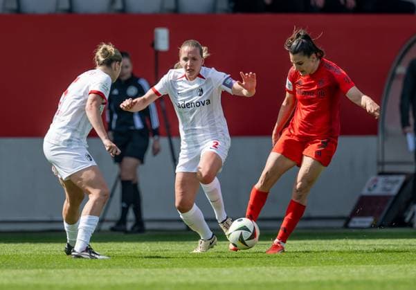 Kampf um den Ball Zweikampf zwischen Lisa Karl (SC Freiburg Frauen, 2) und Jovana Damnjanovic (FC Bayern Muenchen Frauen, 9) FC Bayern Muenchen Frauen vs. SC Freiburg, Fussball, Google Pixel Frauen-Bundesliga, 20. Spieltag, Saison 2024 2025, 27.04.2025. (DFL DFB REGULATIONS PROHIBIT ANY USE OF PHOTOGRAPHS as IMAGE SEQUENCES and or QUASI-VIDEO). FC Bayern Muenchen Frauen vs. SC Freiburg, Fussball, Google Pixel Frauen-Bundesliga, 20. Spieltag, Saison 2024 2025, 27.04.2025. Muenchen Copyright: xEibner-Pressefoto HeikexFeinerx EP_HFR