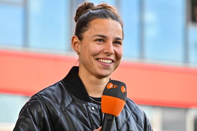 Google Pixel Frauen-Bundesliga; FC Bayern München - SC Freiburg; 27.04.2025 Im Bild Lena OBERDORF beim Interview mit dem ZDF Einzelfoto Freisteller Frauen Bundesliga: FC Bayern Muenchen - SC Freiburg, FC Bayern Campus am 27.04.2025 lachen happy gluecklich Copyright: xBEAUTIFULxSPORTS Goldbergx