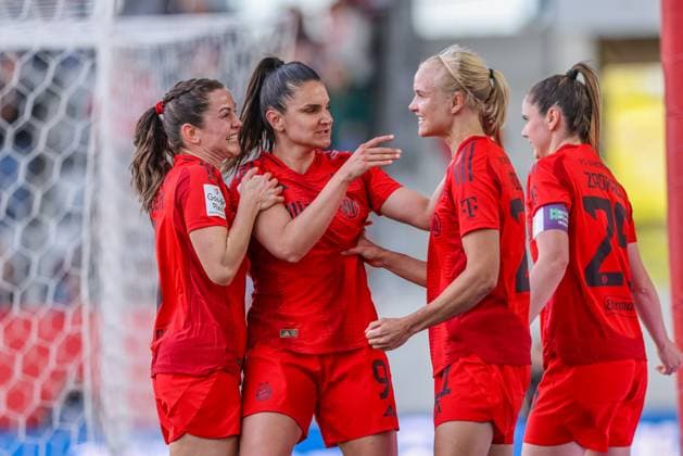GER, München, FC Bayern München vs SC Freiburg, Google Pixel Frauen Bundesliga, Fussball, DFB, Spielzeit 2024 2025, FC Bayern Campus, 20. Spieltag, im Bild: Pernille Harder (FC Bayern München Frauen 21) erzielt das Tor zum 2:1 und jubelt mit dem Team DFB DFL REGULATIONS PROHIBIT ANY USE OF PHOTOGRAPHS AS IMAGE SEQUENCES AND OR QUASI-VIDEO, 27.04.2025, Copyright: HMBxMedia HendrikxHamelau