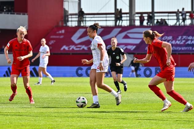 Google Pixel Frauen-Bundesliga; FC Bayern München - SC Freiburg; 27.04.2025 v. l. Lea SCHUELLER (FCB 11), Nicole OJUKWU (SC Freiburg Frauen 27) und Sydney LOHMANN (FCB 12) Zweikampf Frauen Bundesliga: FC Bayern Muenchen - SC Freiburg, FC Bayern Campus am 27.04.2025 Copyright: xBEAUTIFULxSPORTS Goldbergx