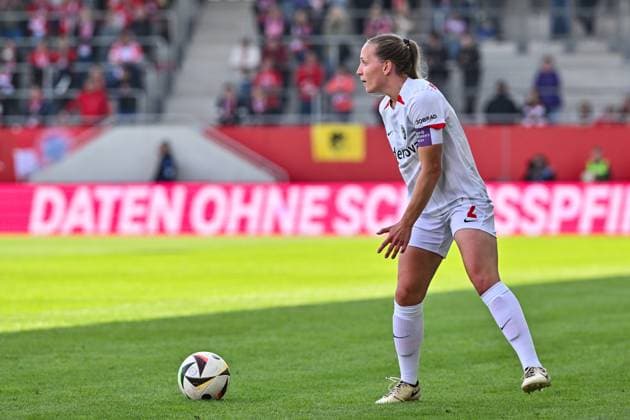 Google Pixel Frauen-Bundesliga; FC Bayern München - SC Freiburg; 27.04.2025 am Ball Lisa KARL (SC Freiburg Frauen 2) Einzelfoto Freisteller Frauen Bundesliga: FC Bayern Muenchen - SC Freiburg, FC Bayern Campus am 27.04.2025 Copyright: xBEAUTIFULxSPORTS Goldbergx