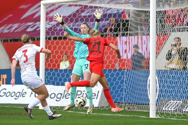 Tor Pernile HARDER (FCB) zum 2-1, Aktion. Fussball Google Pixel Bundesliga der Frauen Saison 2024 2025, 20.Spieltag, Spieltag20 FC Bayern Muenchen -SC Freiburg am 27.04.2025, FC Bayern Campus.