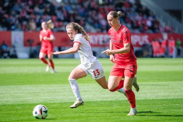 Nia Szenk (13, SC Freiburg) und Klara Bühl (17, FC Bayern München) beim Spiel FC Bayern München v SC Freiburg, Fußball, Frauen, Google Pixel Frauen-Bundesliga, 2024 2025, 20.Spieltag am 27.04.2025 in München, FC Bayern Campus. DFL and DFB regulations prohibit any use of photographs as image sequences and or quasi-video. Bayern Deutschland