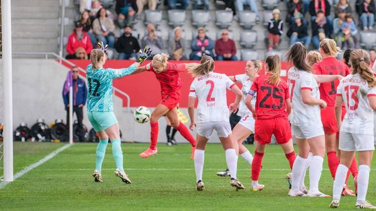 Team (FC Bayern München) und Team (SC Freiburg), Rafaela Borggräfe (12, SC Freiburg) und Pernille Harder (21, FC Bayern München) Tor zum 2 : 1 beim Spiel FC Bayern München v SC Freiburg, Fußball, Frauen, Google Pixel Frauen-Bundesliga, 2024 2025, 20.Spieltag am 27.04.2025 in München, FC Bayern Campus. DFL and DFB regulations prohibit any use of photographs as image sequences and or quasi-video. Bayern Deutschland