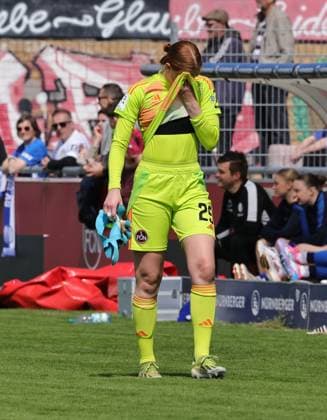 27.04.2025 - Fussball - Saison 2024 2025 - 2. Frauen - Fussball - Bundesliga - 23. Spieltag: 1. FC Nürnberg FCN ( Club Clubfrauen ) - SV Meppen - Sportfoto Zink DaMa - xdaxmax - Kristin Krammer (25, 1. FC Nürnberg FCN ) enttäuscht Enttäuschung nach roter rote Karte Rot