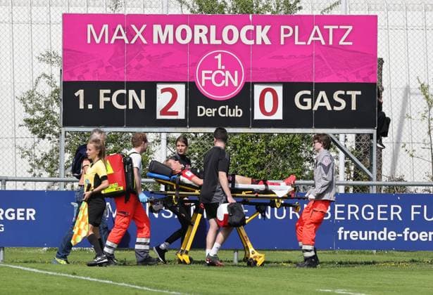 27.04.2025 - Fussball - Saison 2024 2025 - 2. Frauen - Fussball - Bundesliga - 23. Spieltag: 1. FC Nürnberg FCN ( Club Clubfrauen ) - SV Meppen - Sportfoto Zink DaMa - xdaxmax - Luisa Guttenberger (4, 1. FC Nürnberg FCN ) wird wg Schmerzen Verletzung verletzt von Sanitätern mit Trage vom Spielfeld gefahren