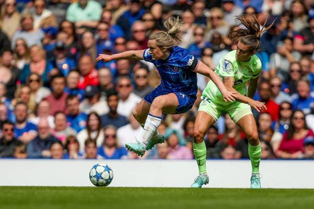UEFA Women s Champions League Semi-Final Chelsea v Barcelona Erin Cuthbert of Chelsea Women battles for the ball with Patricia Guijarro of Barcelona Femeni during the UEFA Women s Champions League Semi-Final match Chelsea vs Barcelona at Stamford Bridge, London, United Kingdom, 27th April 2025 (Photo by Izzy Poles News Images) London Stamford Bridge Greater London United Kingdom Copyright: xIzzyxPoles NewsxImagesx