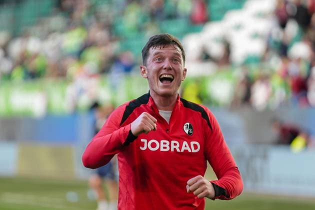 Die Mannschaft feiert den Sieg zusammen mit den Fans und Ultras vor dem Gästeblock, Michael Gregoritsch (SC Freiburg, 38) , Deutschland, Fussball, 1. Bundesliga, 31.Spieltag, 2024 2025, VfL Wolfsburg vs. SC Freiburg, 26.04.2025, Volkswagen Arena, Wolfsburg, Deutschland DFL REGULATIONS PROHIBIT ANY USE OF PHOTOGRAPHS AS IMAGE SEQUENCES AND OR QUASI-VIDEO. Wolfsburg Volkswagen Arena Niedersachsen Deutschland *** The team celebrates the victory together with the fans and Ultras in front of the guest block, Michael Gregoritsch SC Freiburg, 38 , Germany, Football, 1 Bundesliga, 31 Matchday, 2024 2025, VfL Wolfsburg vs SC Freiburg, 26 04 2025, Volkswagen Arena, Wolfsburg, Germany DFL REGULATIONS PROHIBIT ANY USE OF PHOTOGRAPHS AS IMAGE SEQUENCES AND OR QUASI VIDEO Wolfsburg Volkswagen Arena Niedersachsen Germany Copyright: xArnexAmbergx