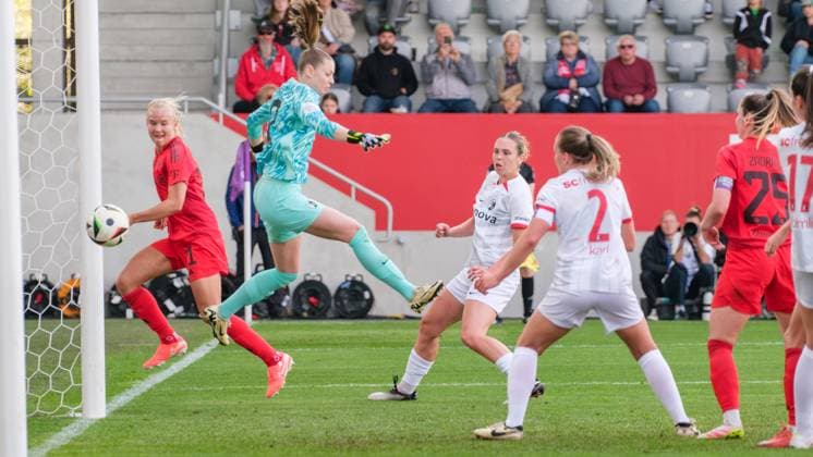 Rafaela Borggräfe (12, SC Freiburg) im Hintergrund, Pernille Harder (21, FC Bayern München) Tor zum 2 : 1 beim Spiel FC Bayern München v SC Freiburg, Fußball, Frauen, Google Pixel Frauen-Bundesliga, 2024 2025, 20.Spieltag am 27.04.2025 in München, FC Bayern Campus. DFL and DFB regulations prohibit any use of photographs as image sequences and or quasi-video. Bayern Deutschland