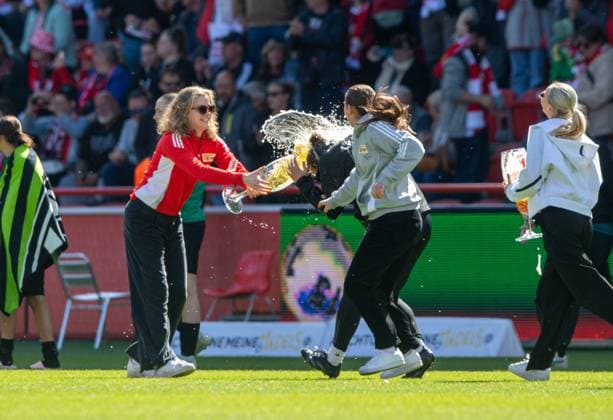 Fussball, Frauen, Saison 2024 2025, 2. Bundesliga (23. Spieltag), 1. FC Union Berlin - Borussia Mönchengladbach, Union feiert den Aufstieg in die 1. Bundesliga, Bierduschen, 27.04.2025, Copyright: xSebastianxRäppold MatthiasxKochx