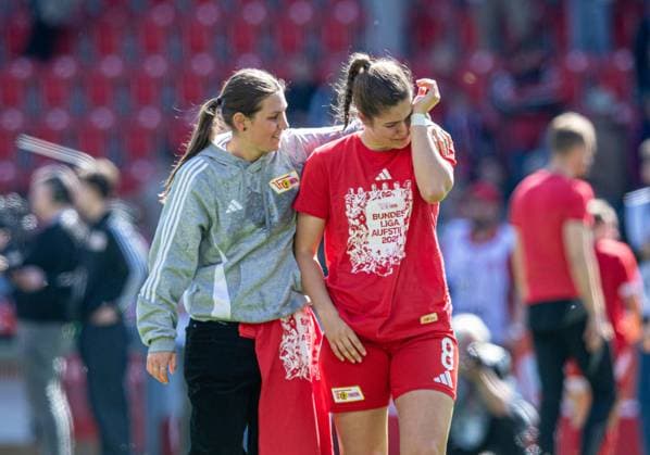 Fussball, Frauen, Saison 2024 2025, 2. Bundesliga (23. Spieltag), 1. FC Union Berlin - Borussia Mönchengladbach, Union feiert den Aufstieg in die 1. Bundesliga, v.l. Antonia Halverkamps (1. FC Union), Anouk Blaschka (1. FC Union) mit Tränen in den Augen, 27.04.2025, Copyright: xSebastianxRäppold MatthiasxKochx