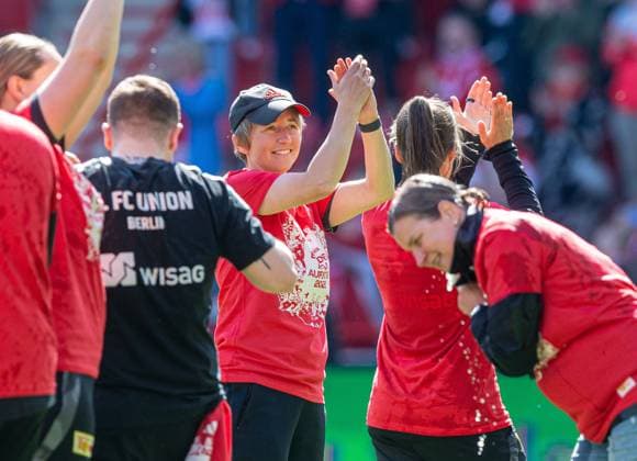 Fussball, Frauen, Saison 2024 2025, 2. Bundesliga (23. Spieltag), 1. FC Union Berlin - Borussia Mönchengladbach, Union feiert den Aufstieg in die 1. Bundesliga, Trainerin Ailien Poese (1. FC Union), 27.04.2025, Copyright: xSebastianxRäppold MatthiasxKochx